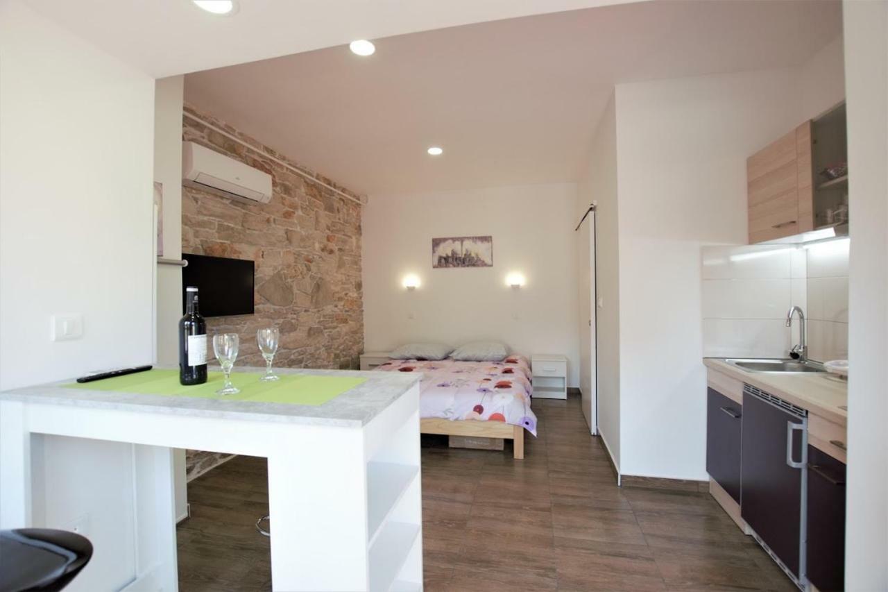 Studio Apartman Danijela พูลา ภายนอก รูปภาพ