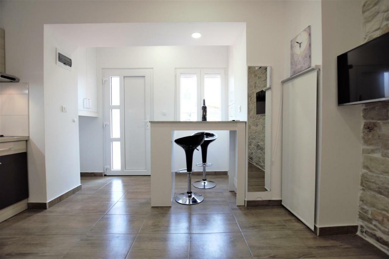 Studio Apartman Danijela พูลา ภายนอก รูปภาพ