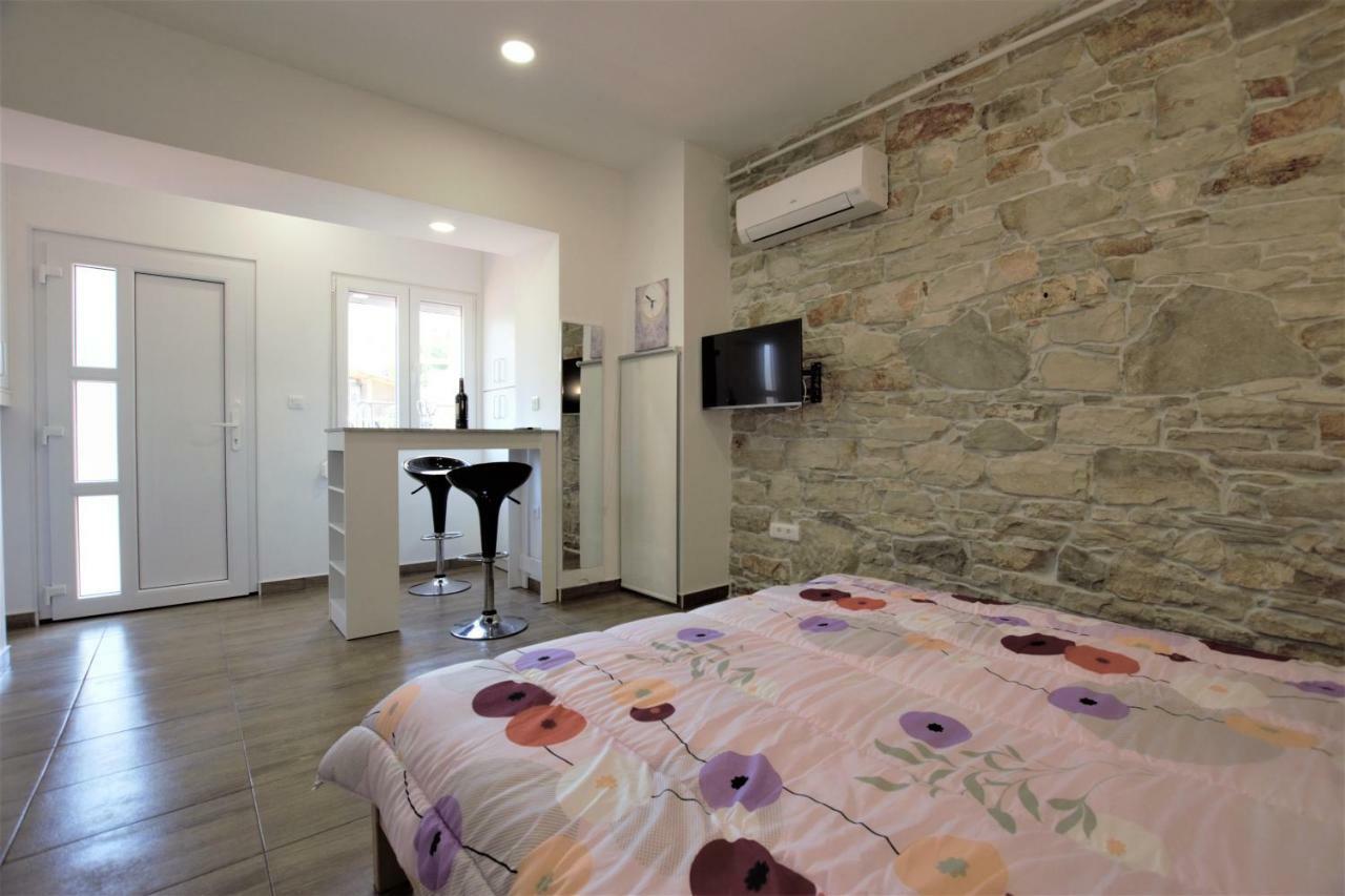 Studio Apartman Danijela พูลา ภายนอก รูปภาพ