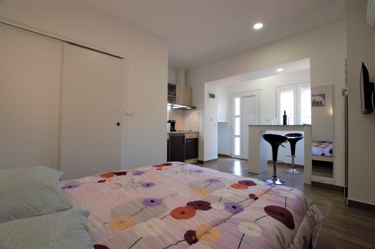 Studio Apartman Danijela พูลา ภายนอก รูปภาพ