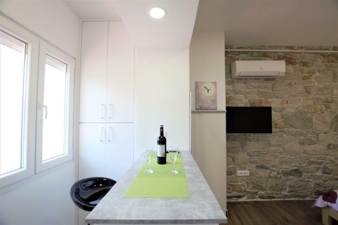 Studio Apartman Danijela พูลา ภายนอก รูปภาพ